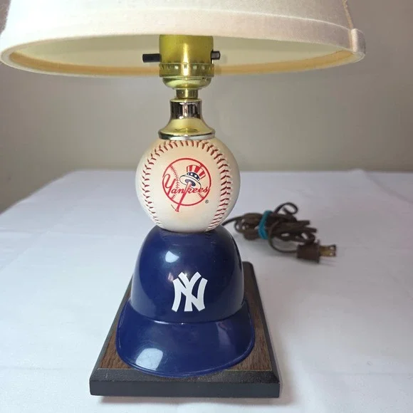 Vintage New York Yankees MLB Baseball Batting Helmet Desk Lamp with Shade - Picture 2 of 5